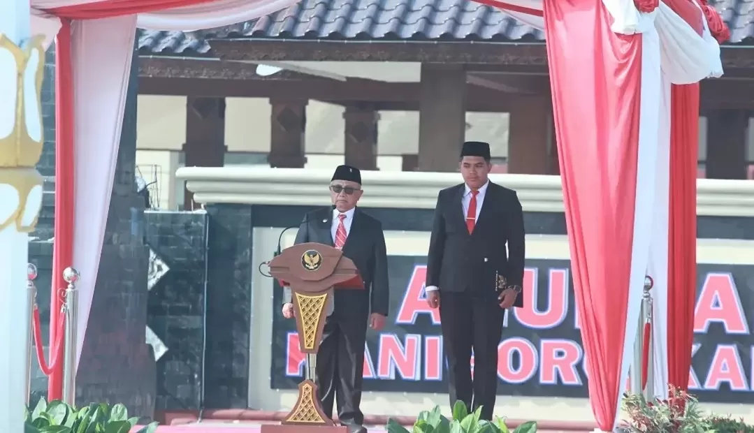 Bupati Blitar Drs. H. Rijanto, MM menjadi Inspektur Upacara Peringatan Hari Kesaktian Pancasila Tahun 2026 yang digelar di Alon-Alon Kanigoro, Kabupaten Blitar, Kamis (1/10/2026). (Foto: Ist)