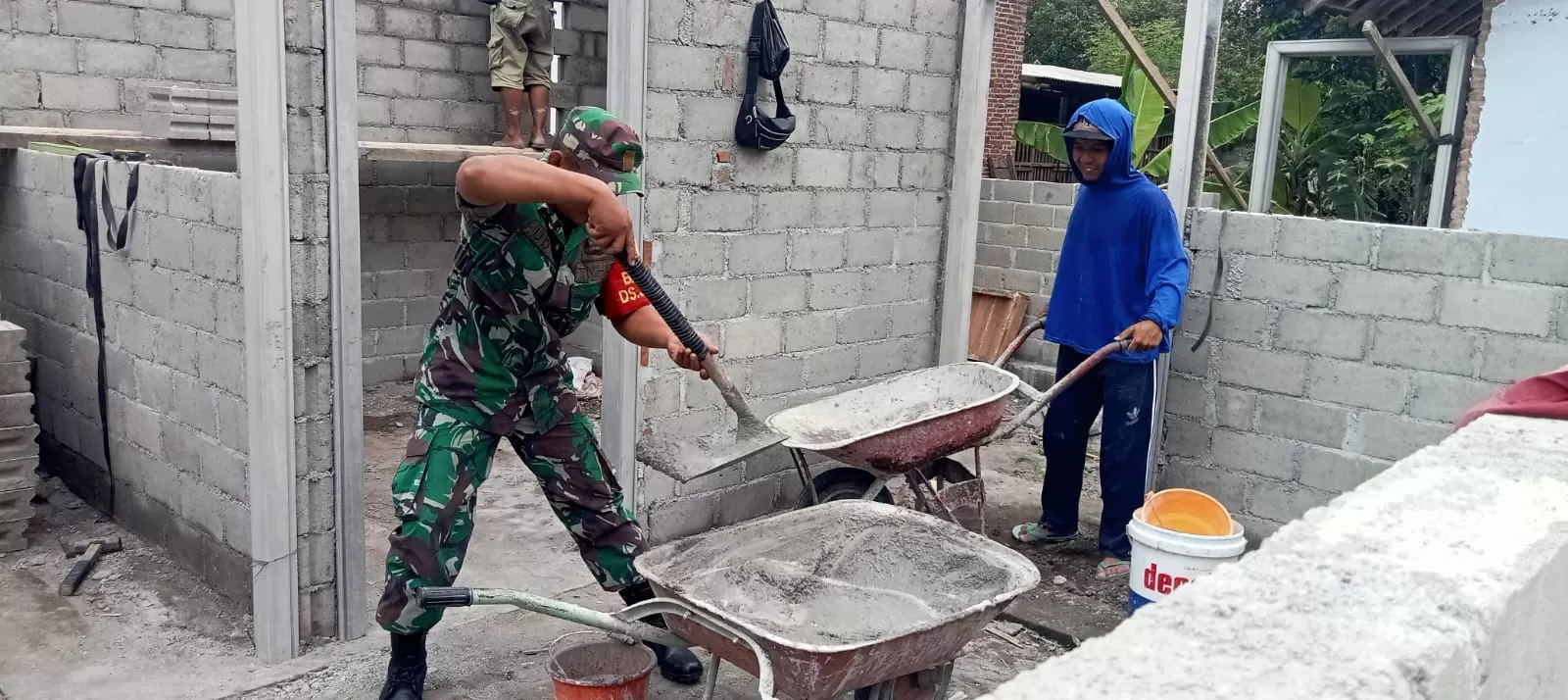 Babinsa Koramil 0808/04 Sanankulon Dampingi Pembangunan RTLH di Desa Jeding
