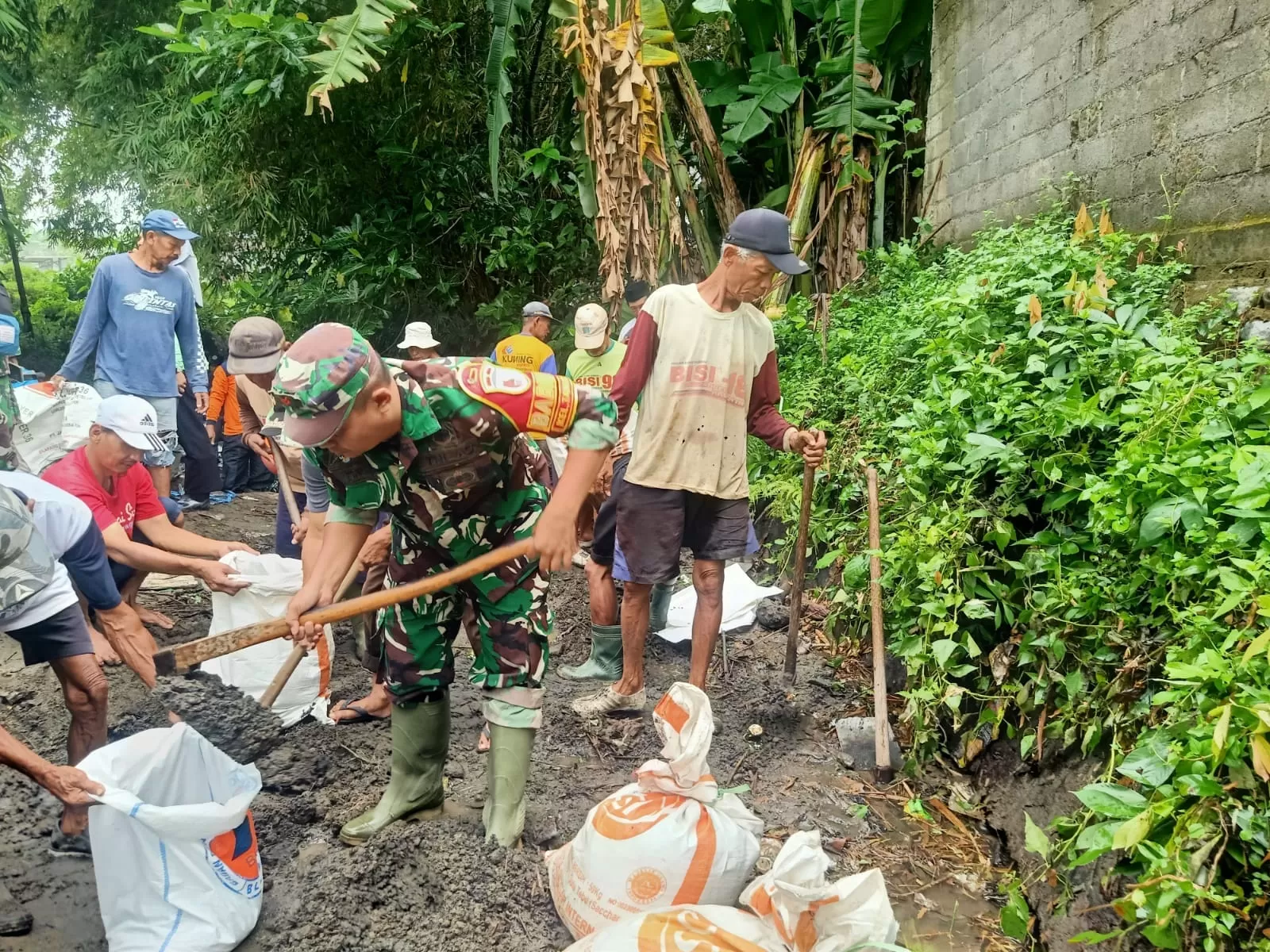 Babinsa Kelurahan Tanggung Bersama Petani Gotong Royong Perbaiki Saluran Irigasi (Dim0808)