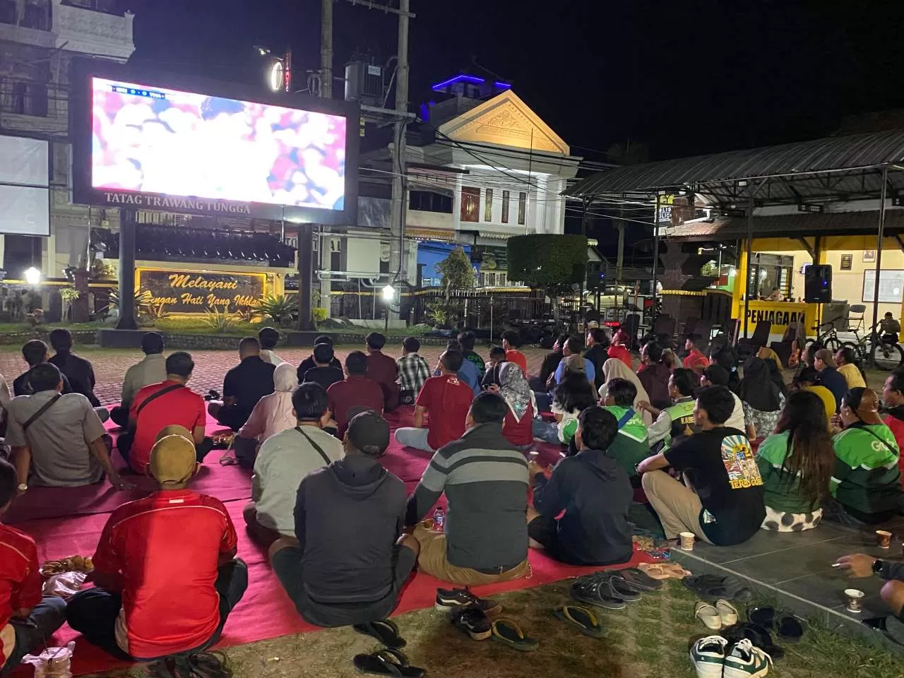 Nonton bareng (nobar Timnas di Mapolres Blitar Kota. (Istimewa)
