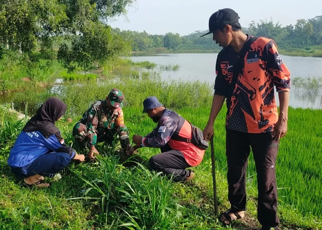 Babinsa Desa Mojorejo Koramil 0808/19 Wates, Serma Suwanto, bersama Komunitas Kembang Turi serta anak-anak sekolah dari SMK Pemuda Mojorejo, melaksanakan kegiatan penghijauan secara serentak