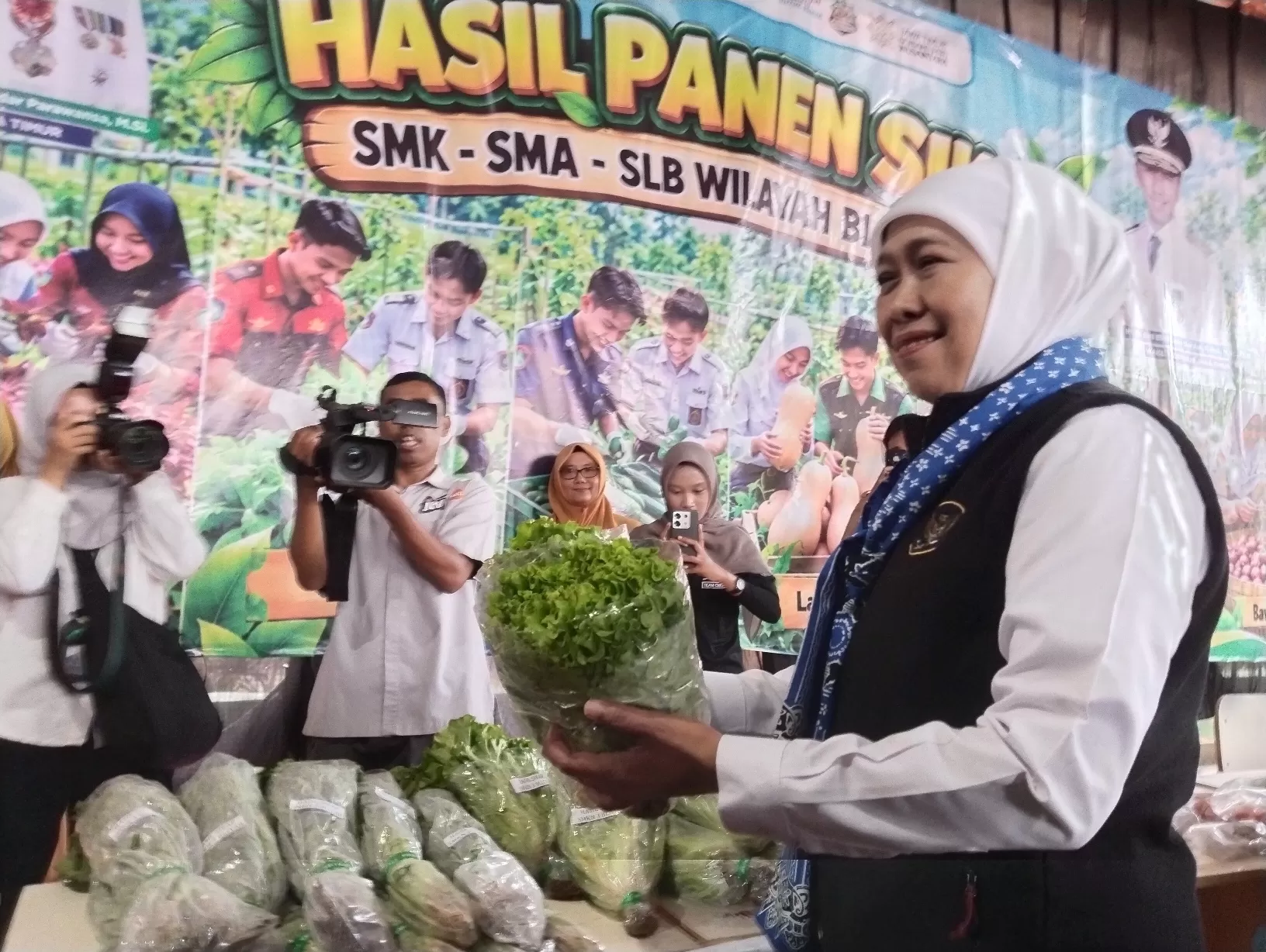 Gubernur Jawa Timur Kofifah saat mengunjungi SMKN Kademangan