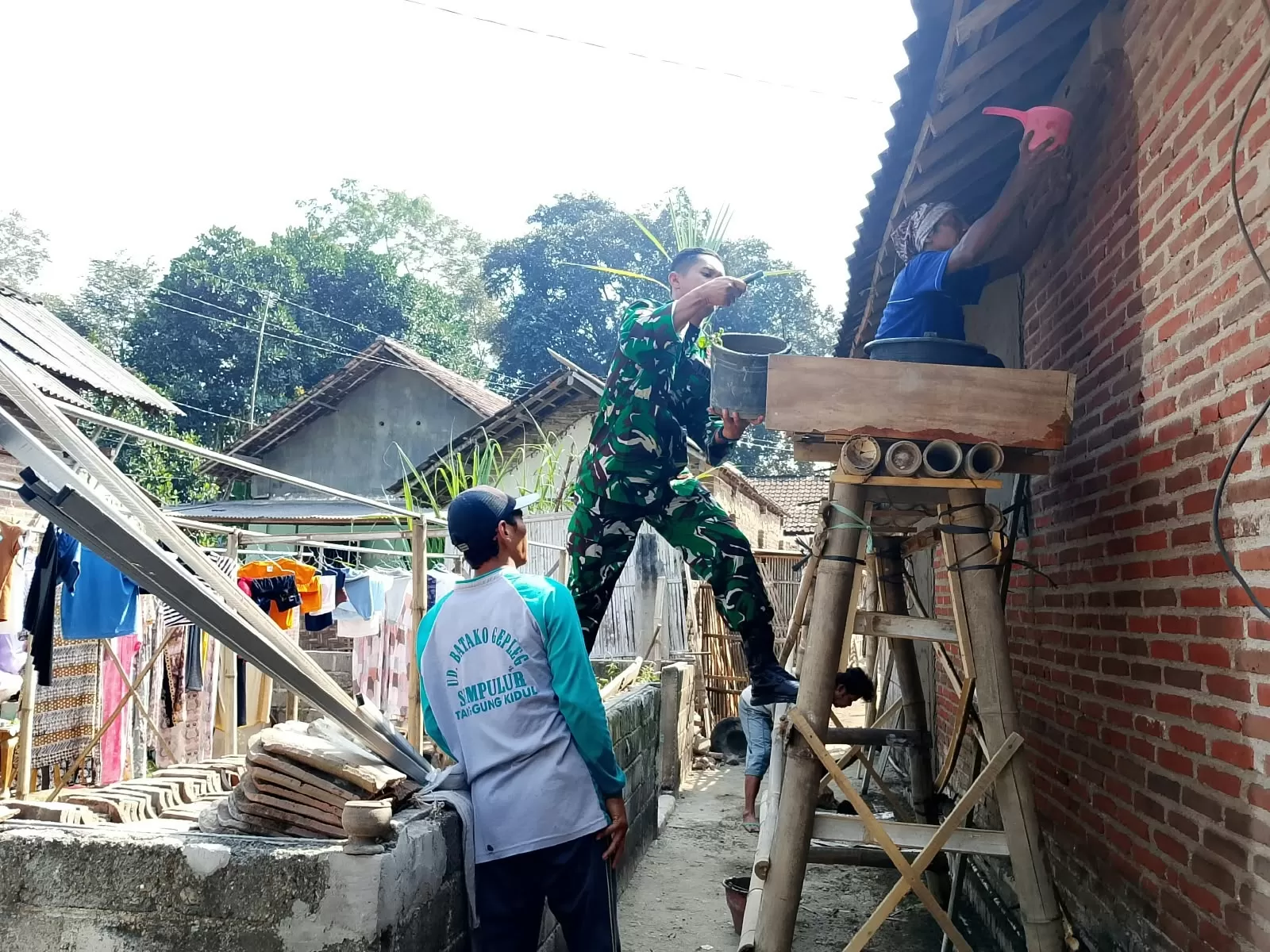 Babinsa Desa Gogodeso Koramil 0808/03 Kanigoro, Serma Yonanda, melaksanakan kegiatan membantu pembangunan Rumah Tidak Layak Huni (RTLH) 