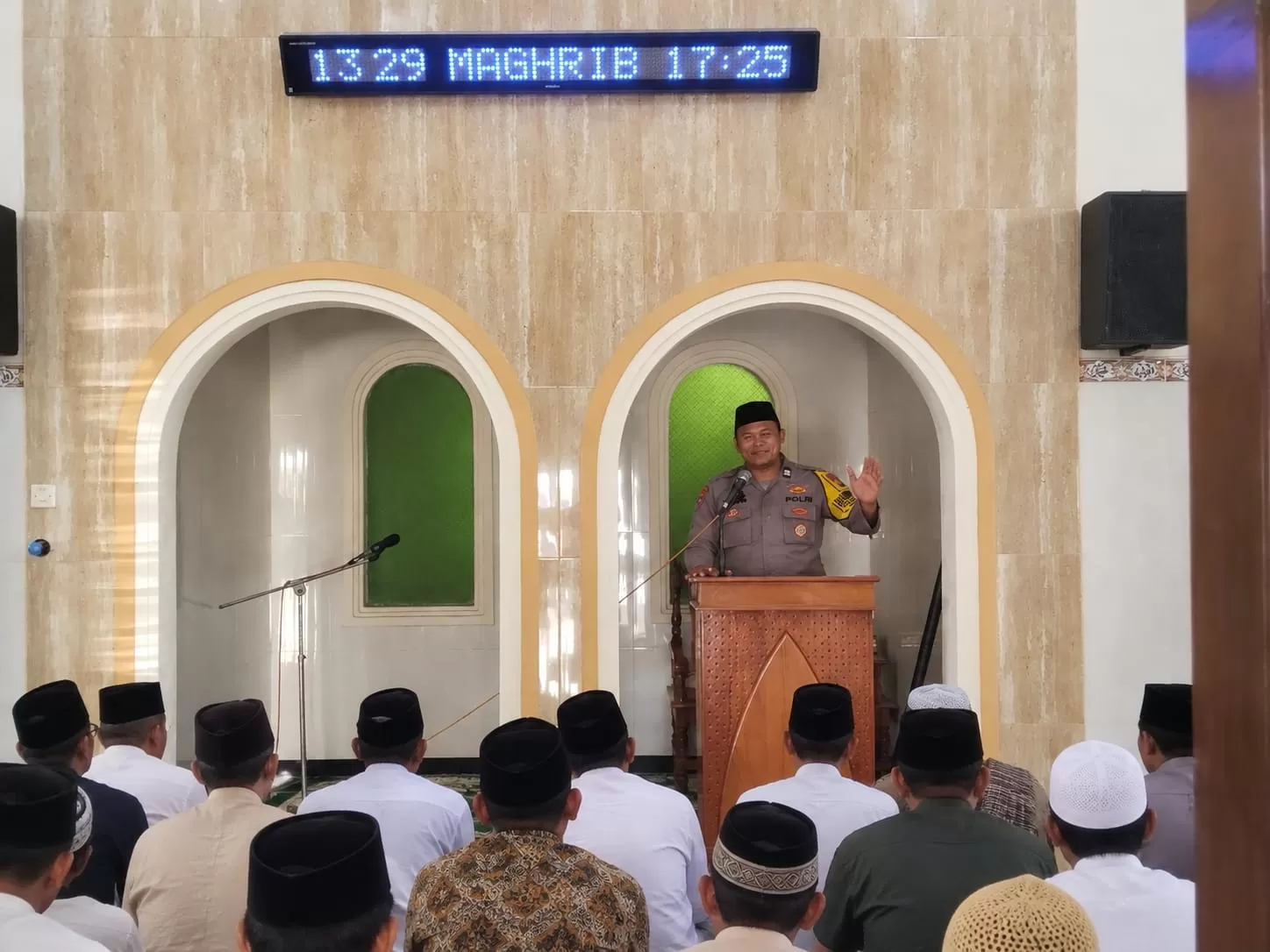 Bhabinkamtibmas Desa Tambakrejo Polsek Wonotirto bersama petugas jaga melaksanakan kegiatan sambang dan silaturahmi dengan jamaah Masjid Hidayatullah