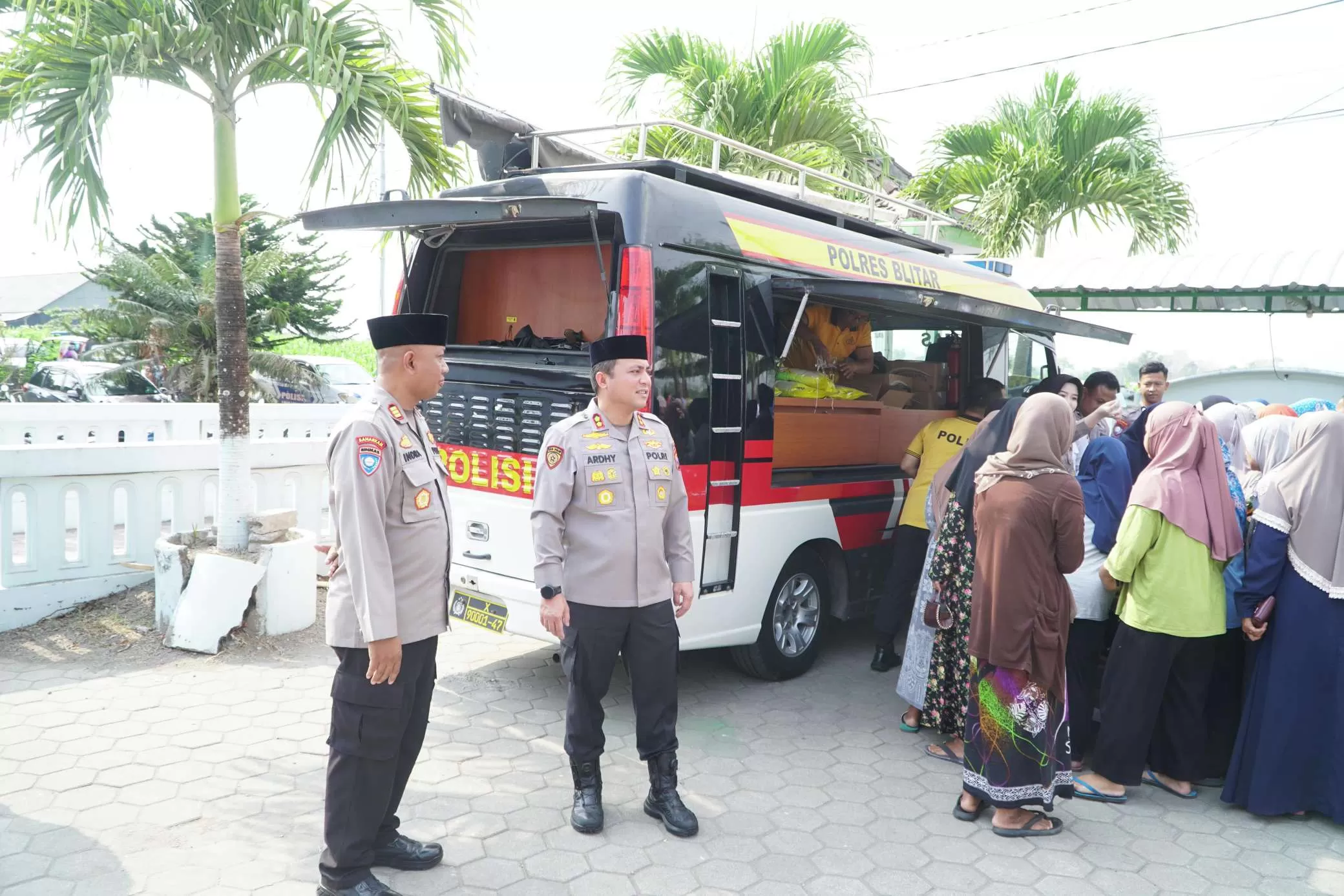 Polres Blitar menggelar Jumat Berkah dan Jumat Curhat di Talun. (Ist)