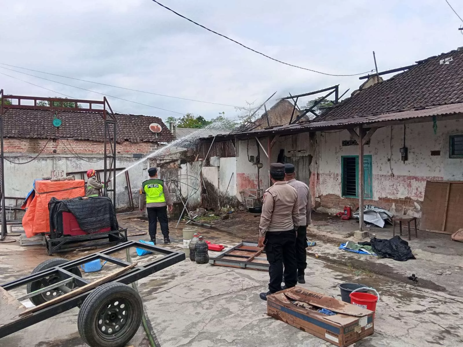 Potret sisa kebakaran gudang di Talun