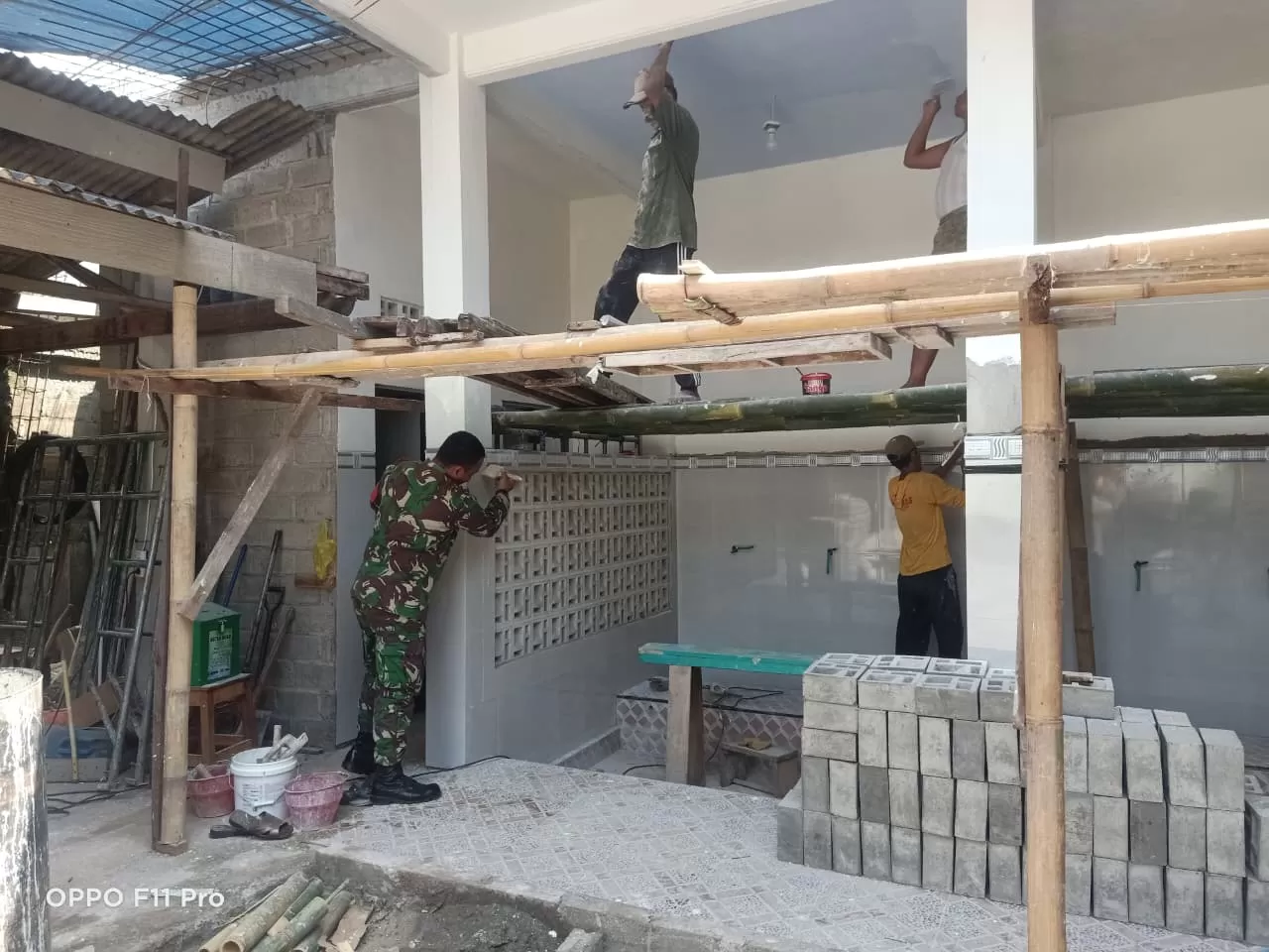 Babinsa Desa Sumberingin Koramil 0808/04 Sanankulon, Kopda Nizar Wahyu, melaksanakan kegiatan pengecatan di Masjid Nurul Huda