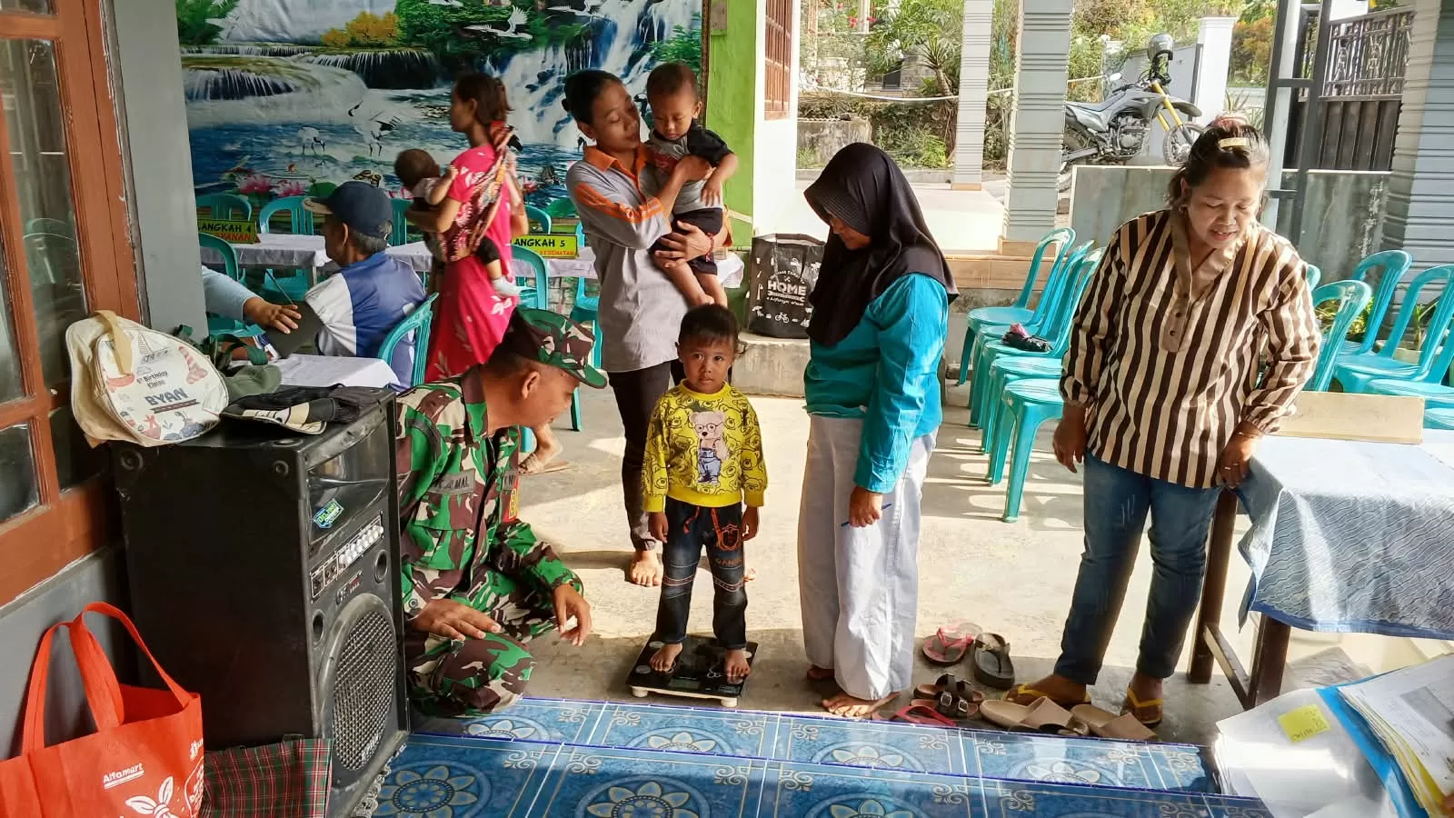 Babinsa dan Bidan Desa Dampingi Posyandu ILP di Ngaringan Blitar  