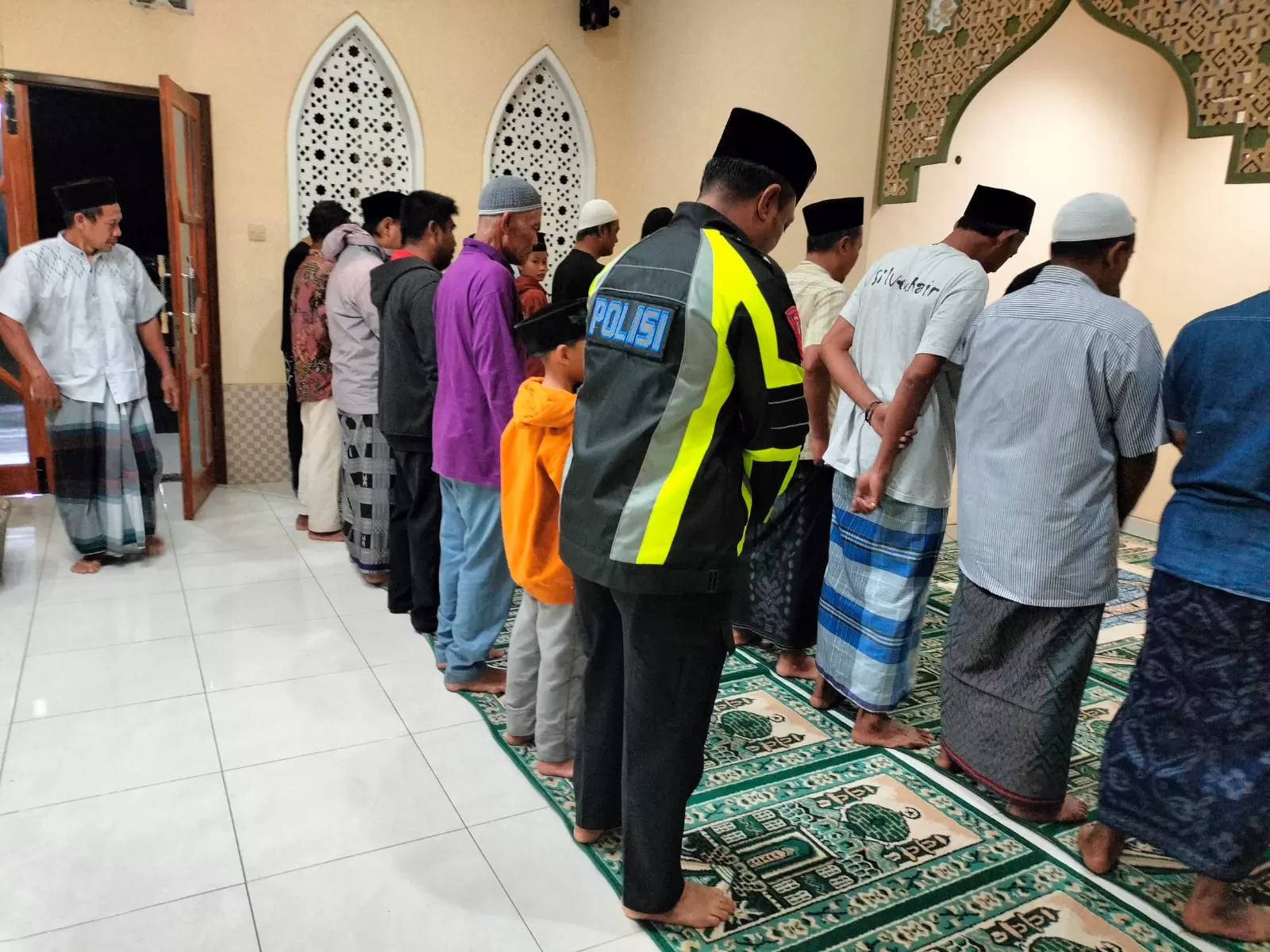 Anggota Satlantas Polres Blitar terus meningkatkan kedekatan Polri dengan masyarakat melalui kegiatan patroli subuh berjamaah