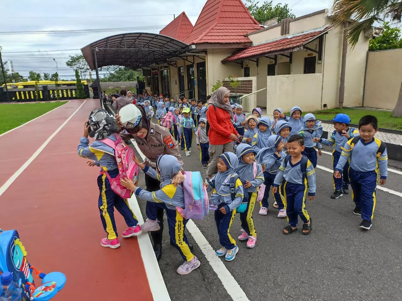 Satuan Lalu Lintas (Satlantas) Polres Blitar terus mendekatkan diri kepada masyarakat melalui program Polisi Sahabat Anak.