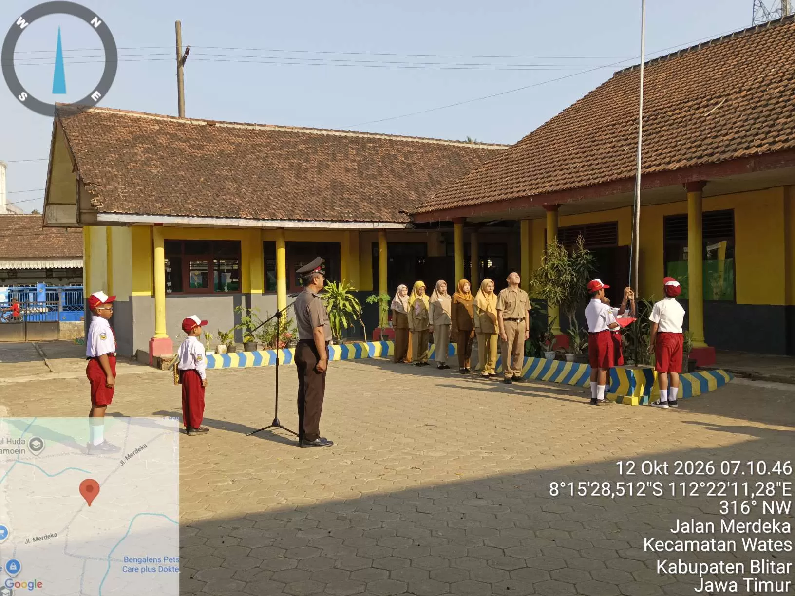 Kanit Binmas Polsek Wates, Aiptu Sabar S., S.H., menjadi Inspektur Upacara (Irup) di SDN 1 Wates