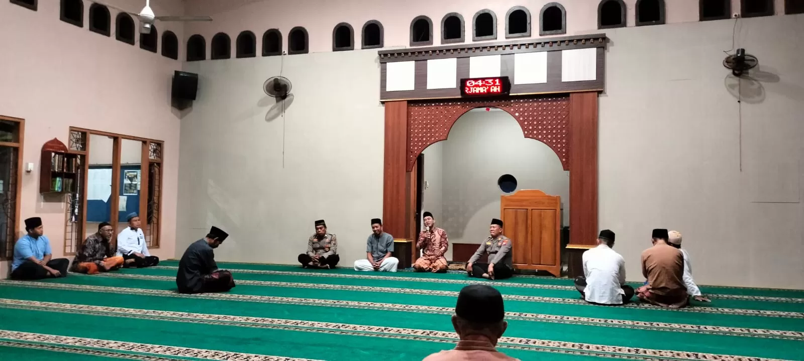 Kapolsek Garum AKP Agus Prayitno, S.H., bersama tiga anggota jaga melaksanakan patroli subuh di Masjid Bustanut Taqwa, Desa Pojok