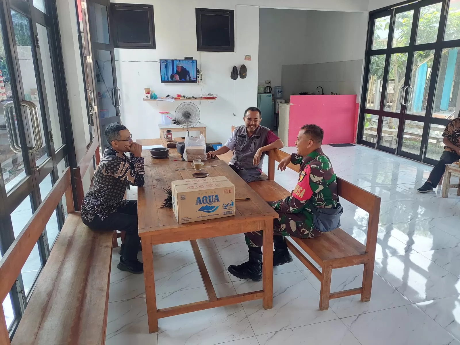 Babinsa Kelurahan Kepanjenkidul Koramil 0808/01 Sukorejo Sertu Sutrisno, bersama Bhabinkamtibmas melaksanakan kegiatan komsos bersama aparat kelurahan, Selasa (13/10/2026).