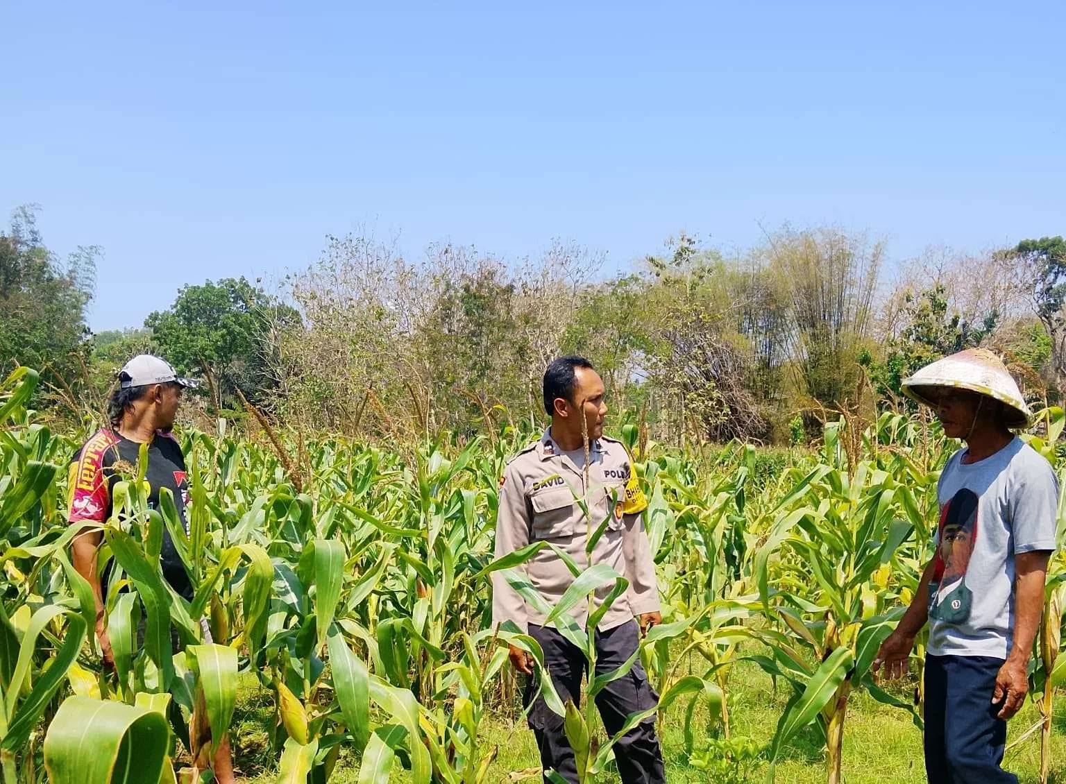 Kanit Binmas bersama Bhabinkamtibmas Desa Lorejo, Aipda David Kurniawan, melaksanakan kegiatan sambang petani