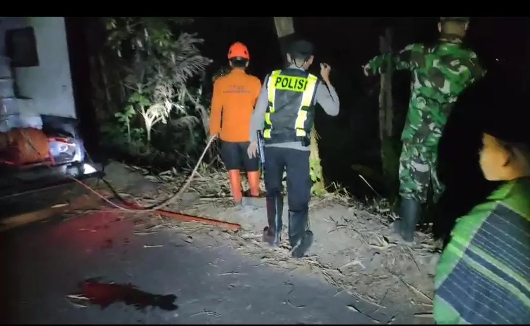 Polsek Gandusari bersama TNI, BPBD, relawan, dan warga setempat bergerak cepat menangani kebakaran lahan pekarangan yang ditanami pohon bambu di Dusun Dawuhan,