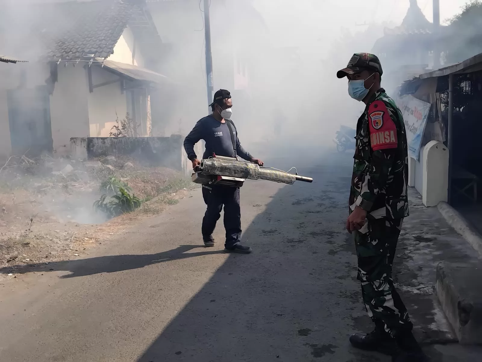 Babinsa Kalipucung Pendampingan Fogging Serentak di Dusun Kalipucung  