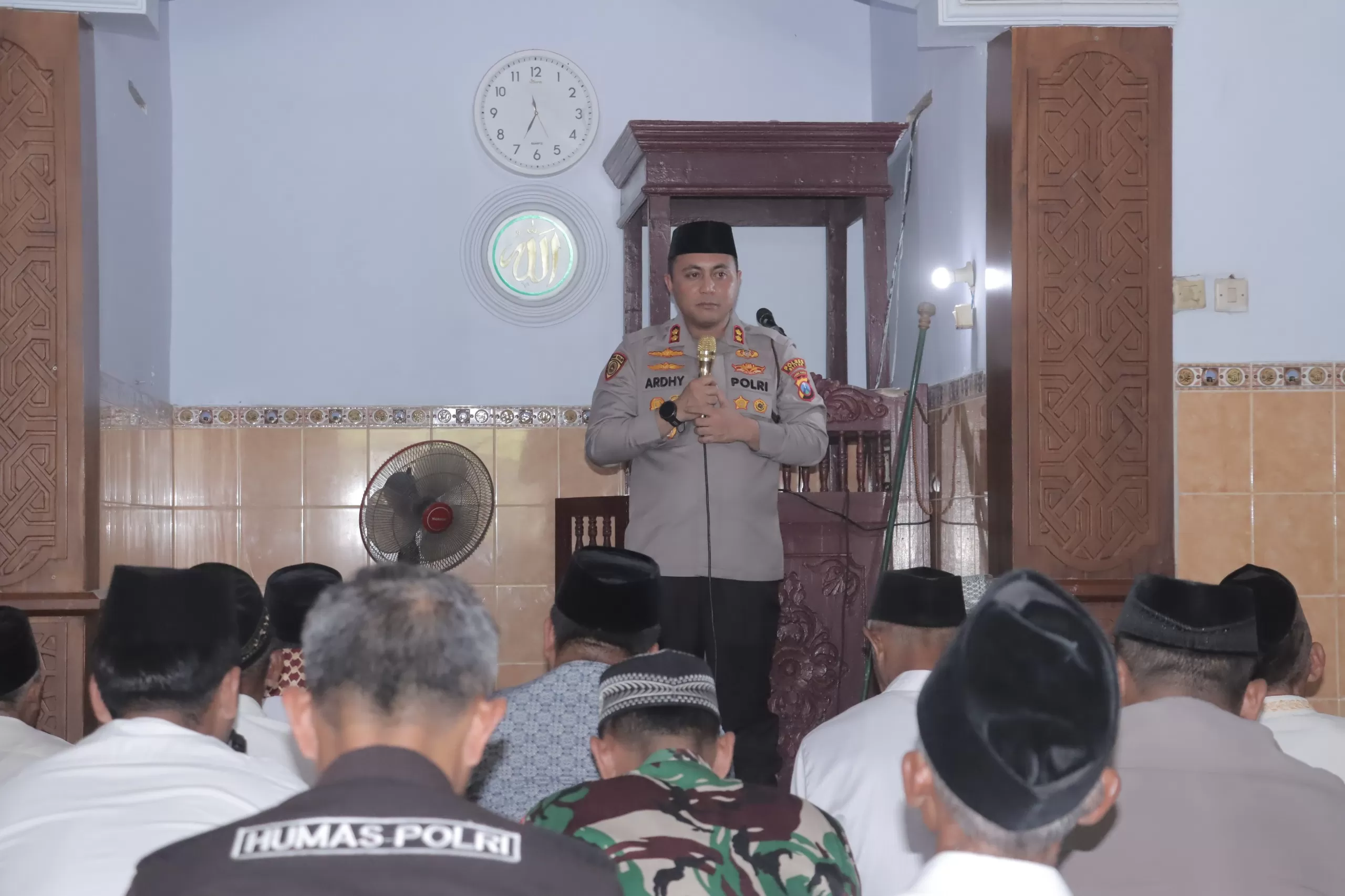 Kapolres Blitar AKBP Ardhy Zul Hasbih Nasution hadir ditengah tengah masyarakat melaksanakan ibadah Salat Jumat di Masjid Baitul Mustaqim
