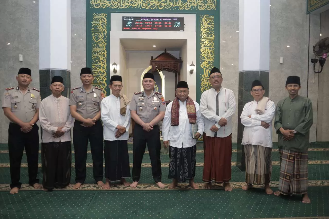 Jajaran Polres Blitar melaksanakan patroli subuh keliling sholat Subuh berjamaah bersama masyarakat.