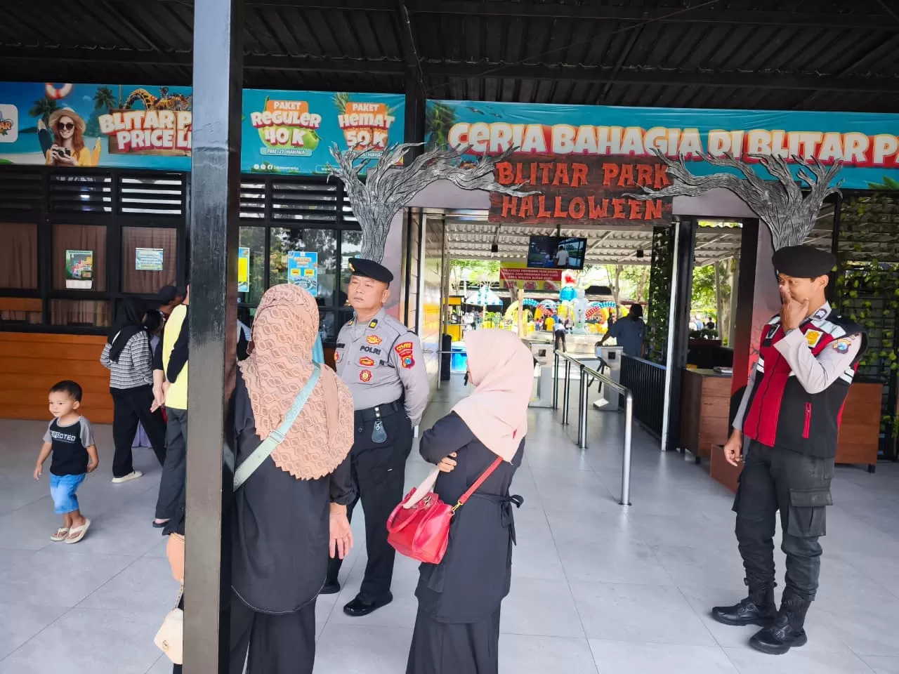 Sat Samapta Polres Blitar melaksanakan patroli pemeliharaan keamanan dan ketertiban masyarakat (Harkamtibmas) di kawasan wisata Blitar Park, Sabtu (17/10/2026).