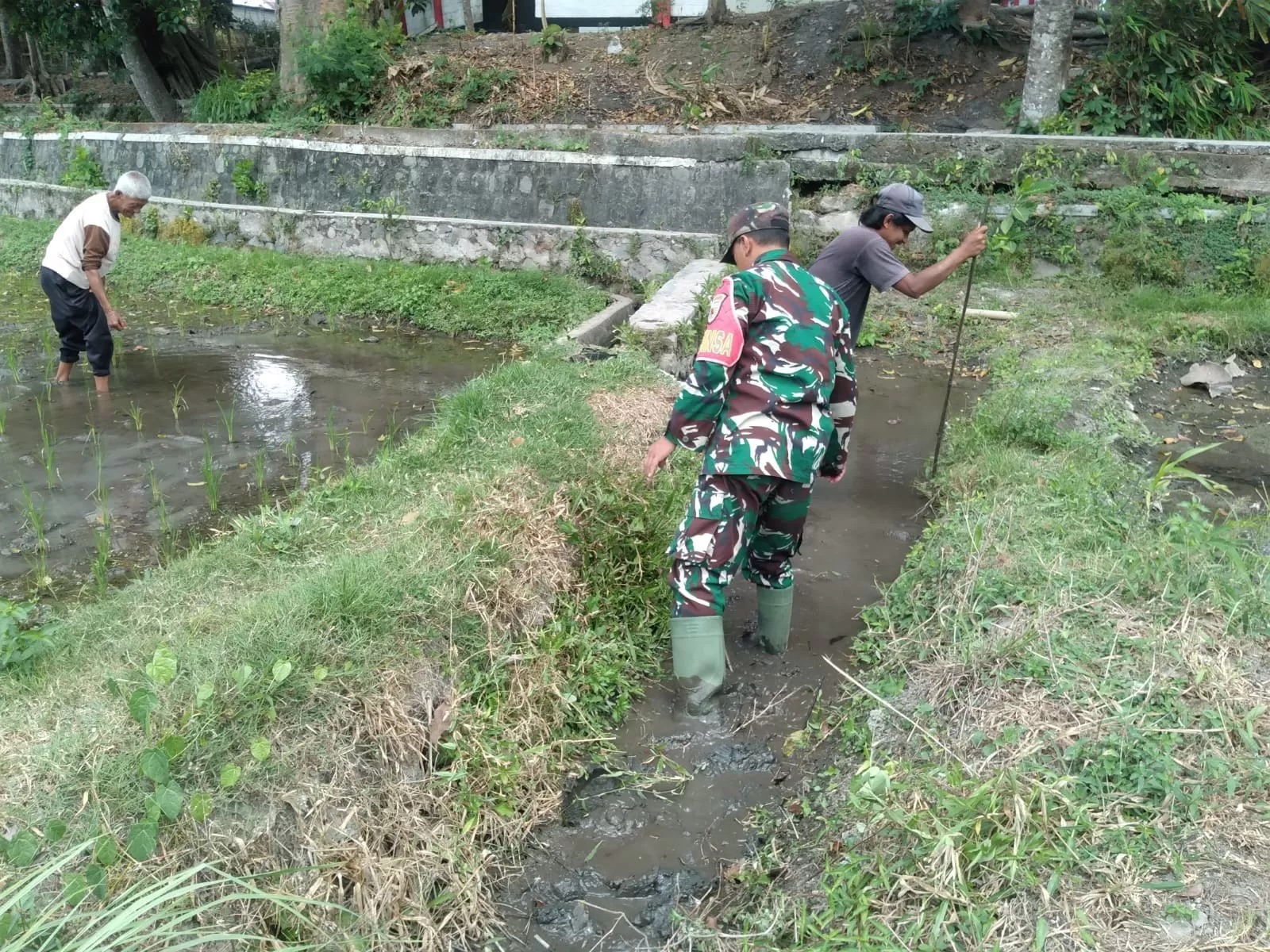 Babinsa Kelurahan Sananwetan Koramil 0808/20 Sananwetan Serka Anton Ady melaksanakan kegiatan pembersihan aliran air
