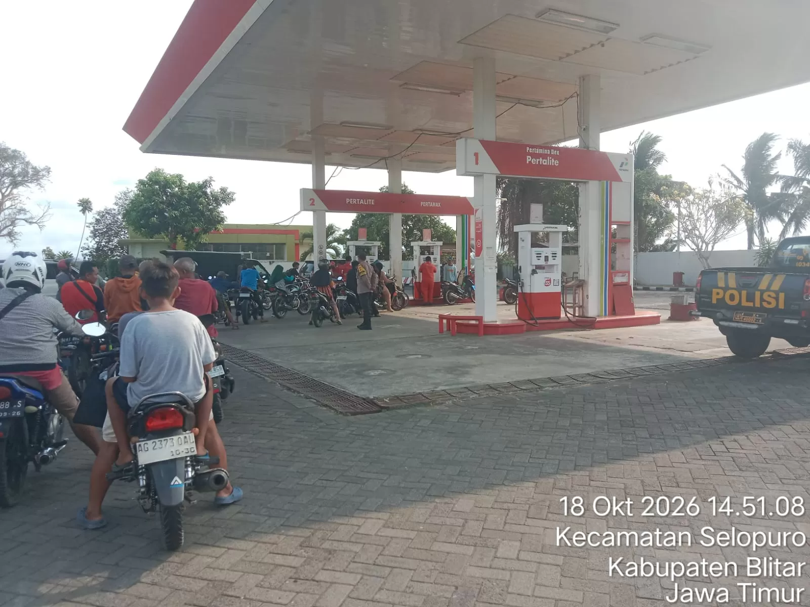 Jajaran Polsek Polres Blitar melakukan pemantauan ketersediaan bahan bakar minyak (BBM)