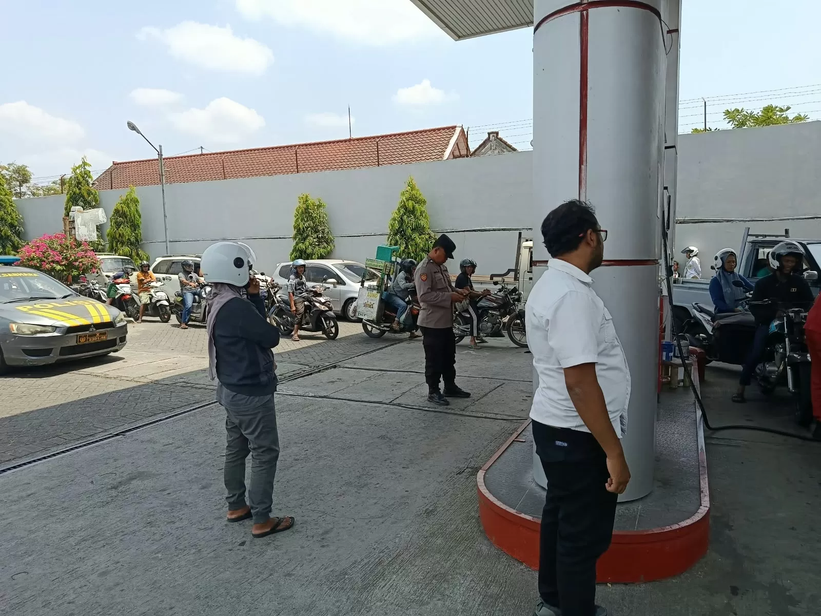 Polres Kota Blitar sedang berpatroli di pom bensin