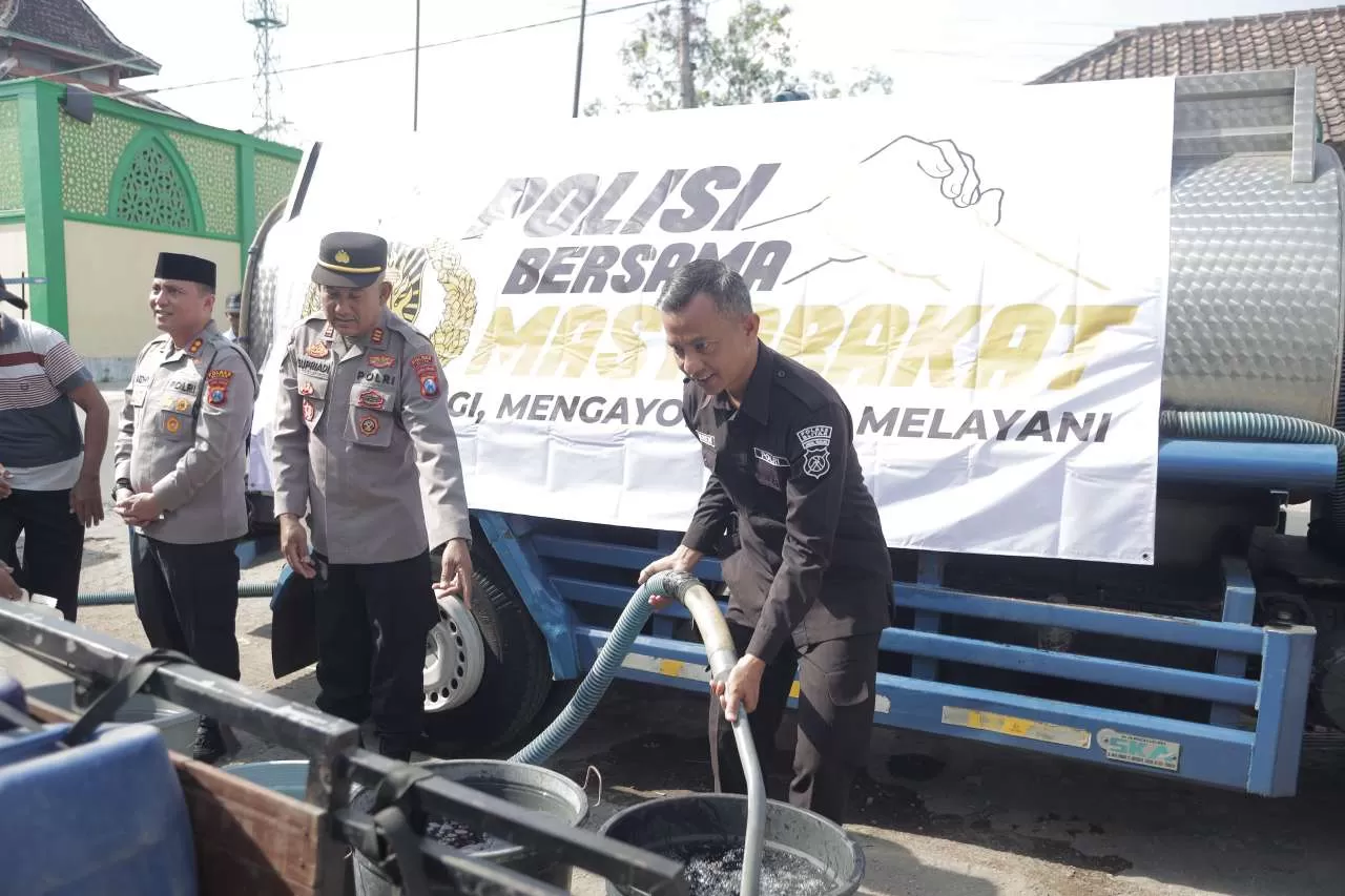 Polres Blitar gelar Baksos menyalurkan bantuan air bersih kepada warga terdampak kekeringan