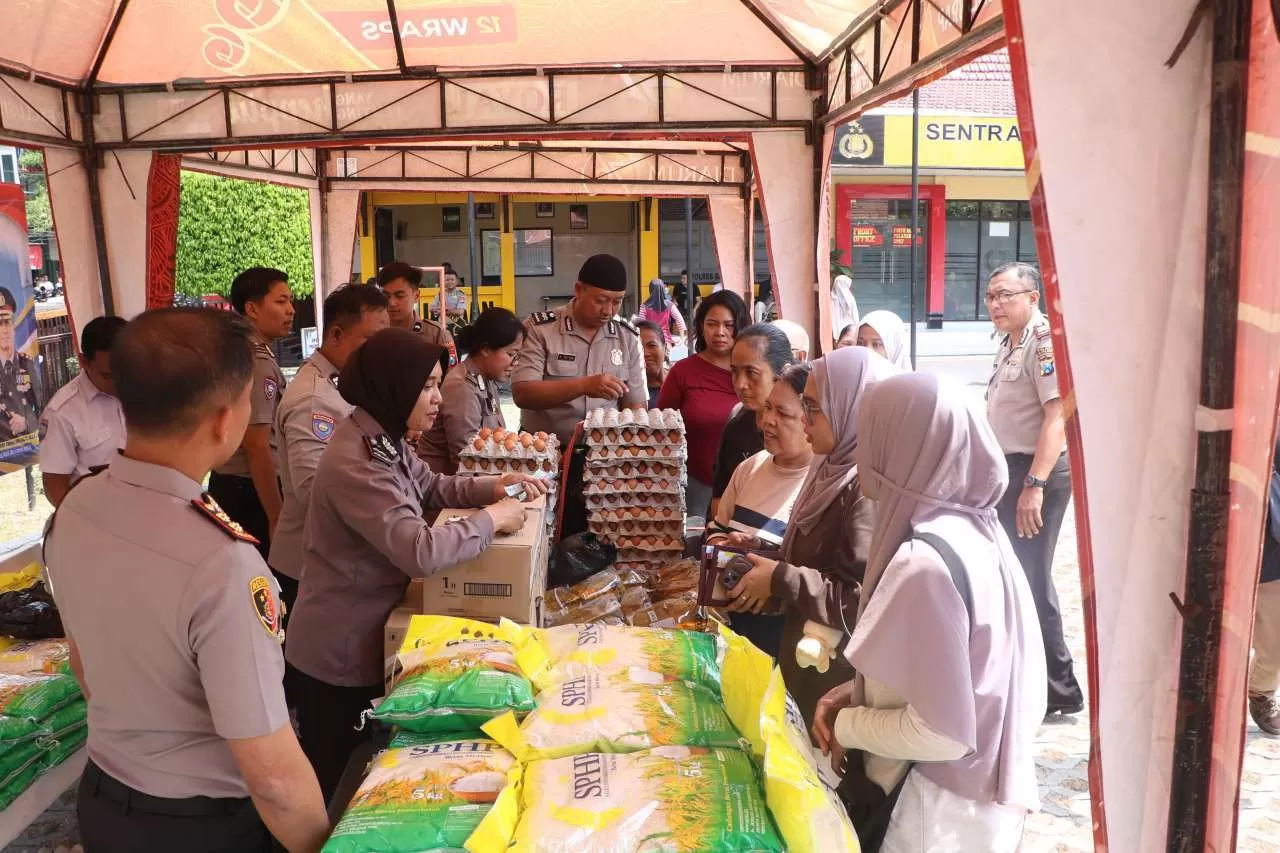 Polres Blitar Kota menggelar Gerakan Pangan Murah (GPM) di halaman Mapolres Blitar Kota. 