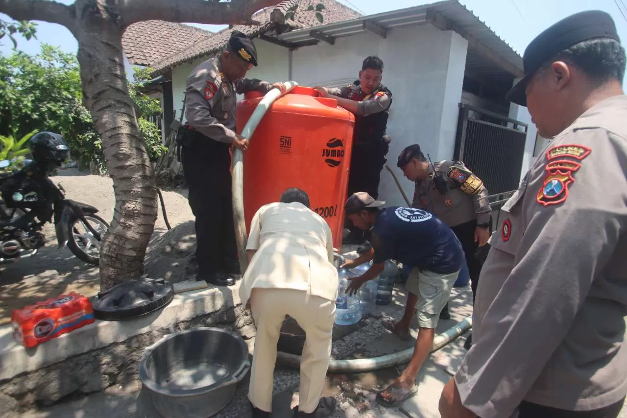 Polres Blitar Kota Distribusikan 3.000 Liter Air Bersih