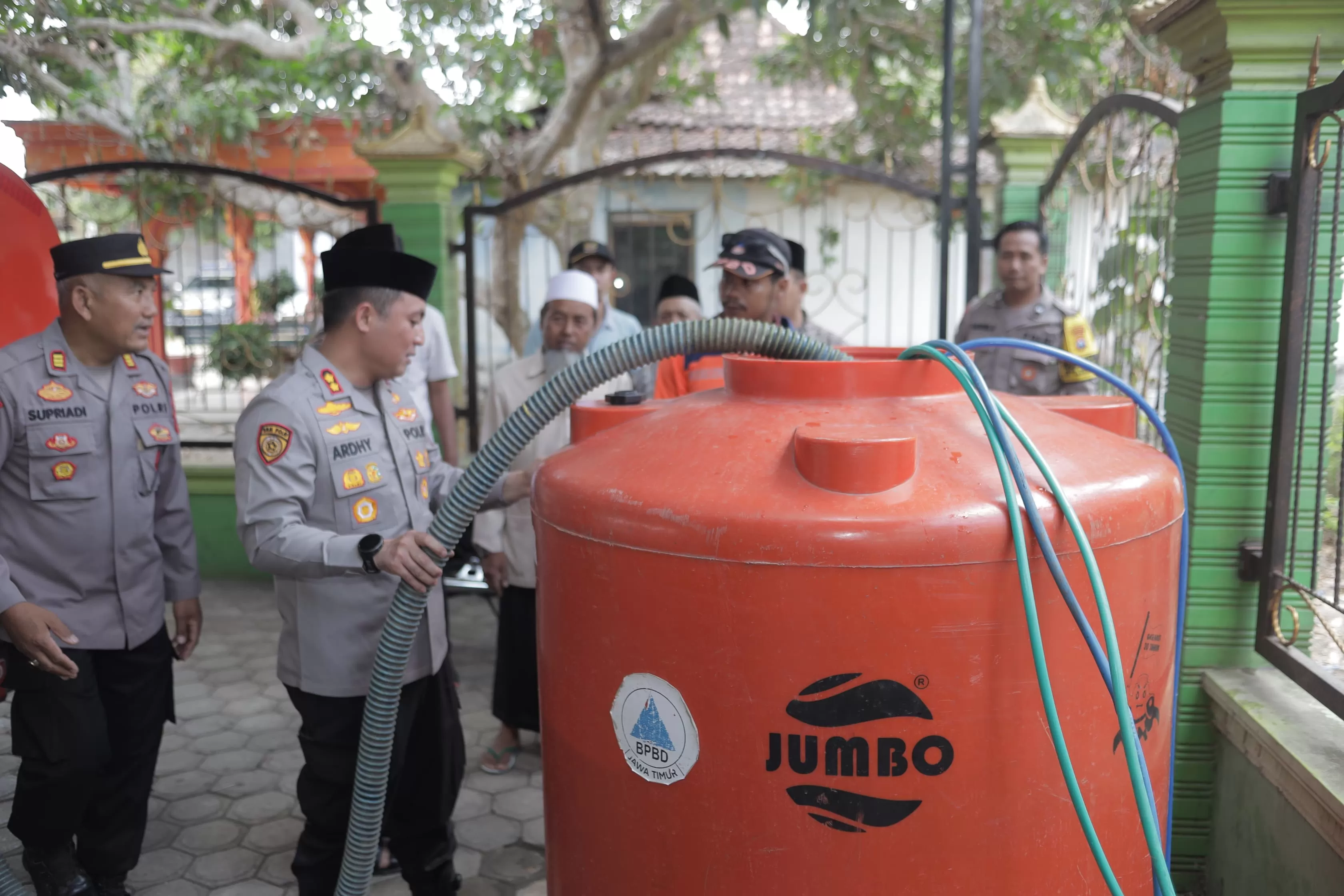 Polres Blitar bersama Badan Penanggulangan Bencana Daerah (BPBD) menyalurkan bantuan air bersih
