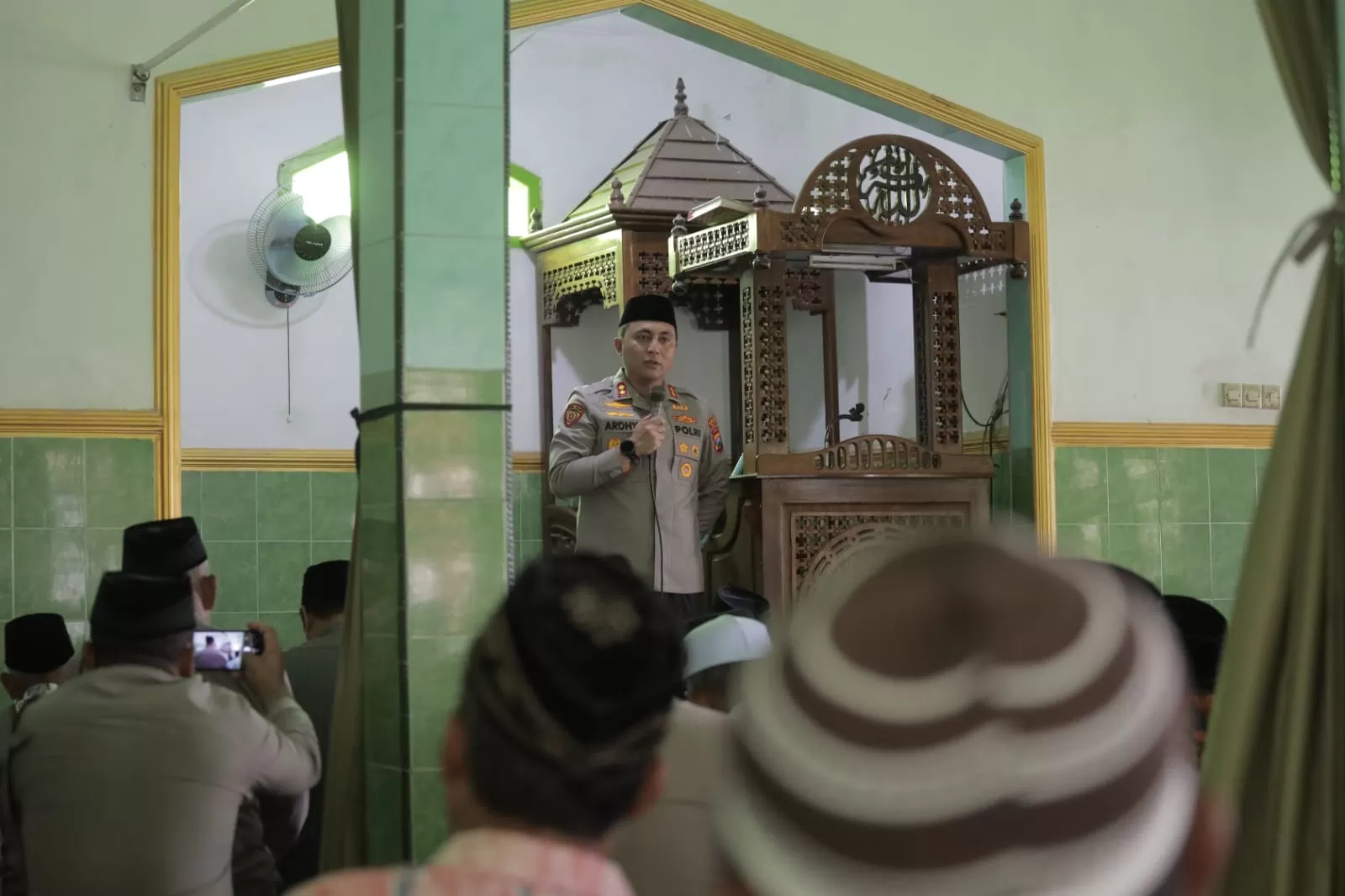 Kapolres Blitar AKBP Ardhy Zul Hasbih Nasution hadir ditengah tengah masyarakat melaksanakan ibadah Salat Jumat di Masjid Baitulrrohman Ds Kaligambir