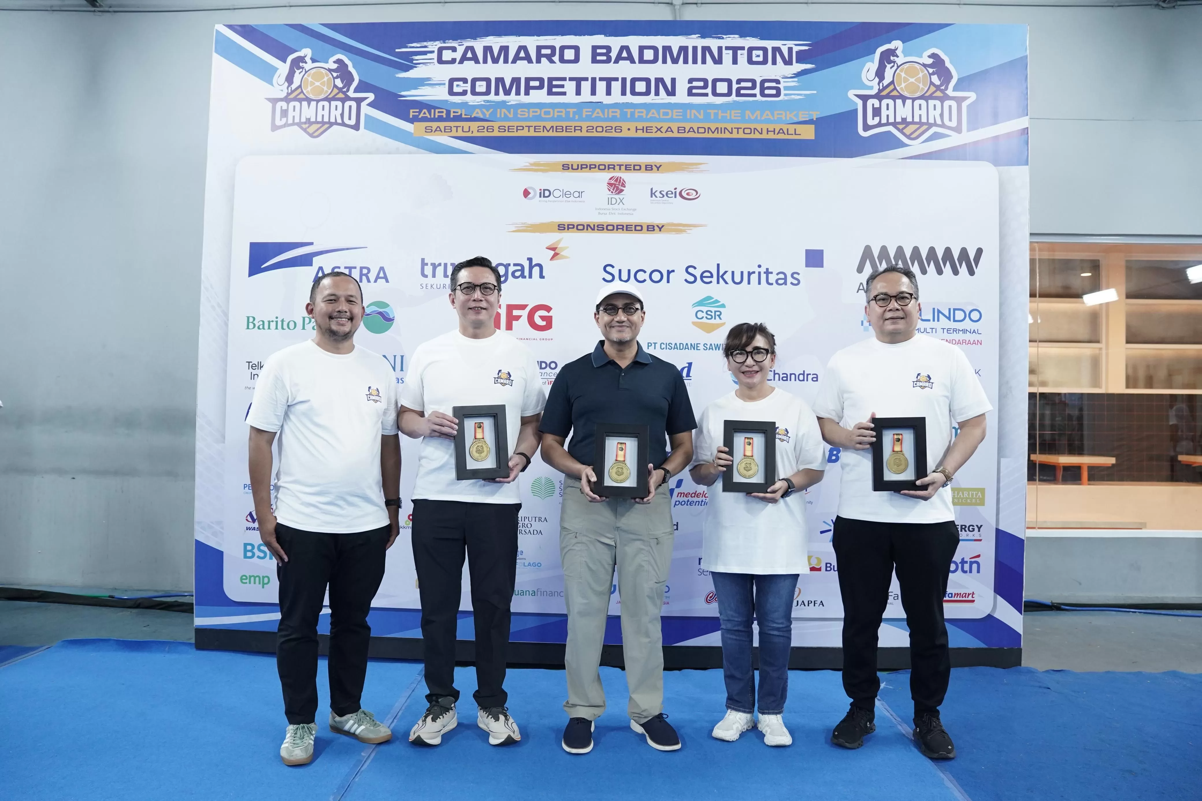 Kepala Eksekutif Pengawas Pasar Modal, Keuangan Derivatif dan Bursa Karbon OJK Hasan Fawzi (tengah) saat menghadiri Camaro Badminton Competition 2026. (Foto: Dok. financialreview.id)
