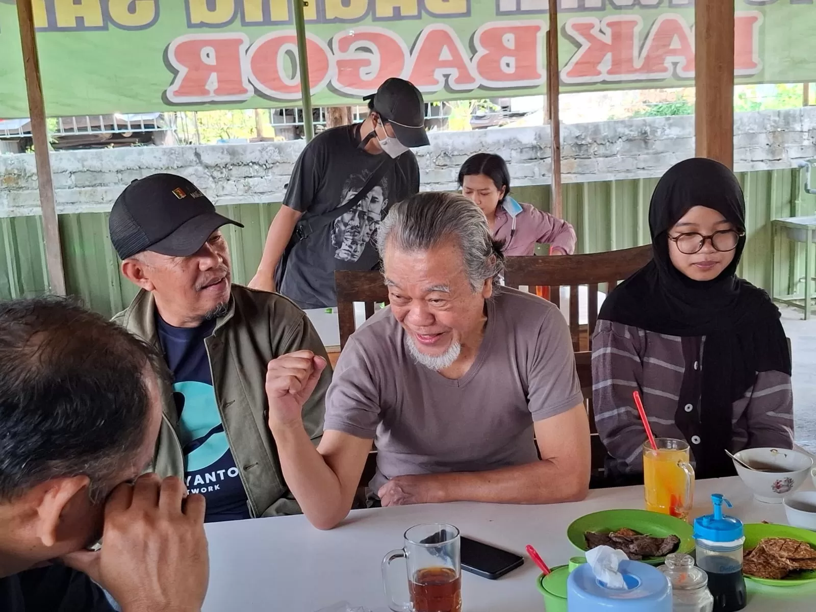 Tokoh pasar modal Indonesia Hasan Zein Mahmud tengah berbincang dengan tim LN Network terkait pentingnya Media Engagement bagi korporasi.   (Foto: Dok. LN Network )