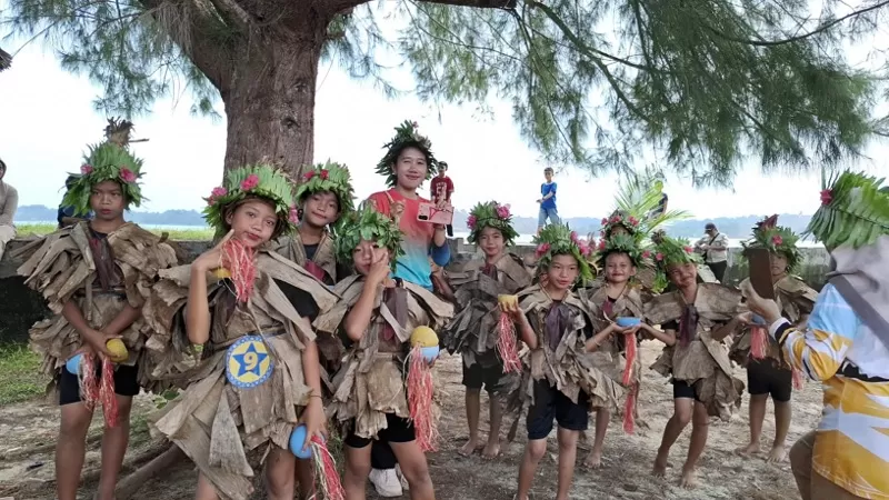 Dika Riyanti bersama para siswanya (Foto: Dok Dika Riyanti)
