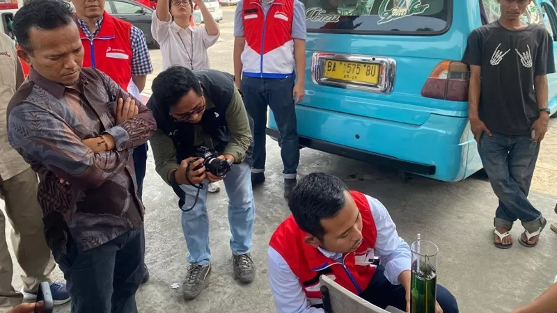 Ombudsman Sumbar dan Pertamina Patra Niaga saat mengecek SPBU Gunung Pangilun terkait keluhan Pertalite diduga mengandung endapan dan berdampak terhadap kendaraan konsumen. (Foto: Ombudsman Sumbar)