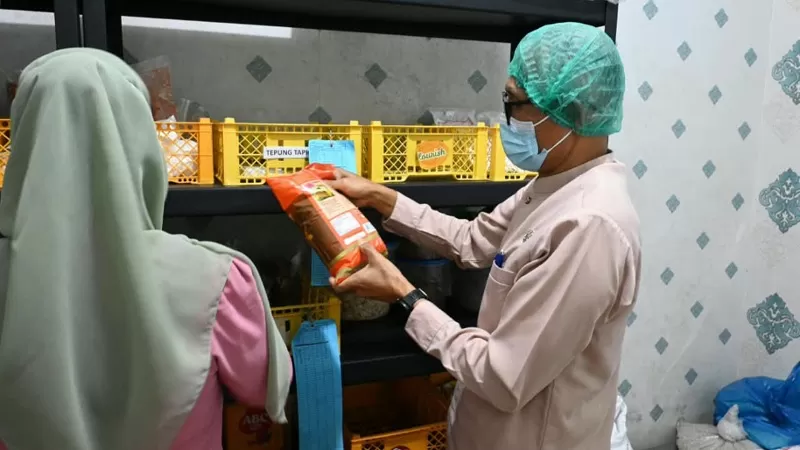 Pemeriksaan dan pengambilan sampel Bahan Pangan Asal Tumbuhan untuk MBG di salah satu SPPG di Kota Padang. (Foto: Kominfo Padang)