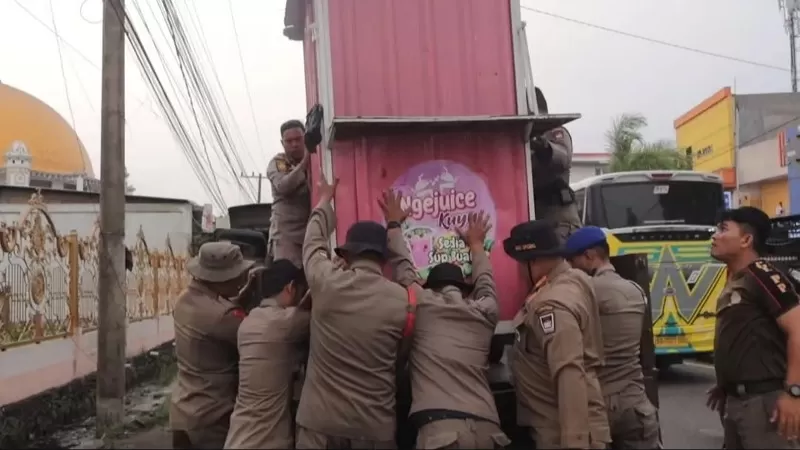 Personel Satpol PP Padang saat menertibkan PKL, Selasa (29/9/2026). (Foto: Satpol PP Padang)