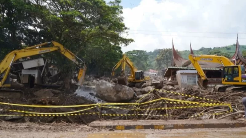 Penanganan galodo di Kabupaten Solok dengan alat berat di sepanjang Sungai Batang Baliang. (Foto: Kementerian PU)