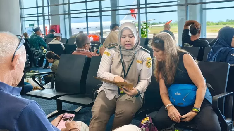 Petugas Karantina Sumbar saat melakukan pengawasan lalu lintas komoditas yang keluar dan masuk melalui BIM. (Foto: Karantina Sumbar)