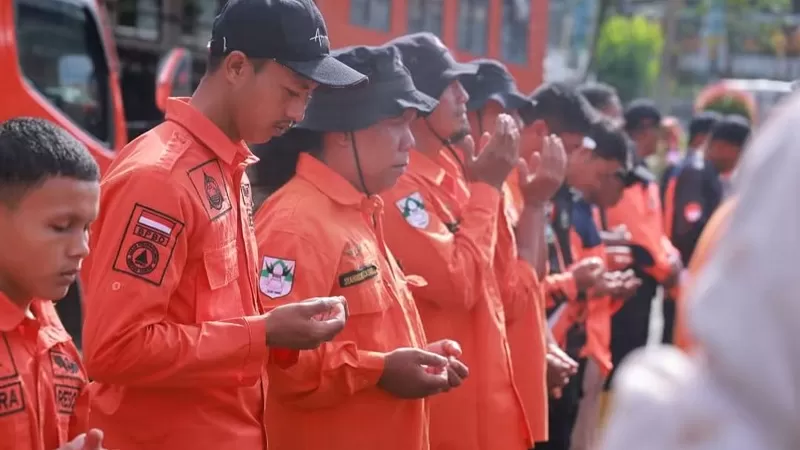 Satgas Penanggulangan Bencana Nagari Tanah Datar dikirim ke Arosuka untuk membantu mempercepat pemulihan pascabencana galodo Solok. (Foto: Kominfo Tanah Datar)