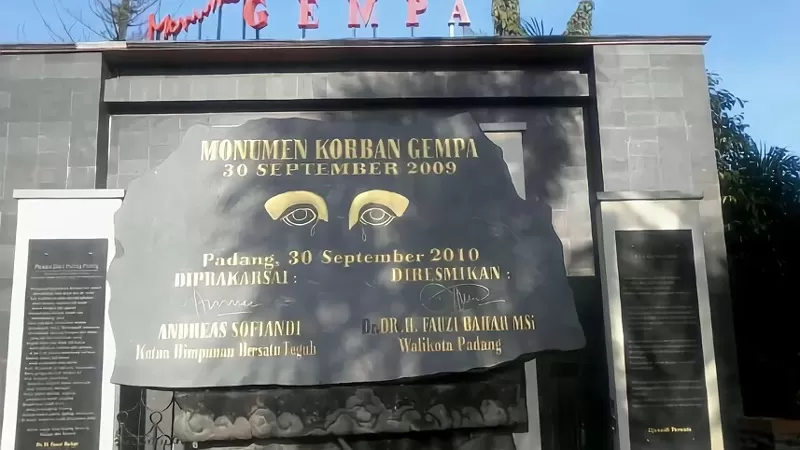 Potret Monumen Korban Gempa Padang 30 September 2009. (Foto: Atourin)