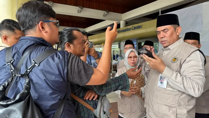 Kakanwil Kemenhaj dan Umrah Sumbar M Rifki saat diwawancarai awak media terkait 180 jemaah umrah asal Sumbar batal berangkat dari BIM, Rabu (30/9/2026). (Foto: Kemenhaj Sumbar)