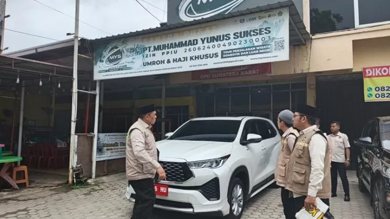Kemenhaj Sumbar saat melakukan sidak ke biro yang mempromosikan layanan haji khusus di Kota Padang. (Foto: Kemenhaj Sumbar)