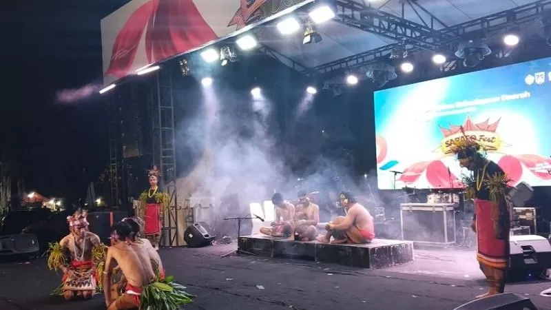 Komunitas Sinuruk Mentawai saat tampil di Panggung Pekan Kebudayaan Daerah Sumbar bertajuk Saraso Fest 2026, Rabu malam (30/9/2026). (Foto: Istimewa)