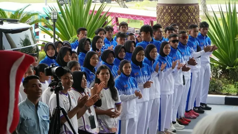 Atlet Kota Padang saat dilepas untuk berlaga dalam Porprov Sumbar 2026. (Foto: Kominfo Padang)
