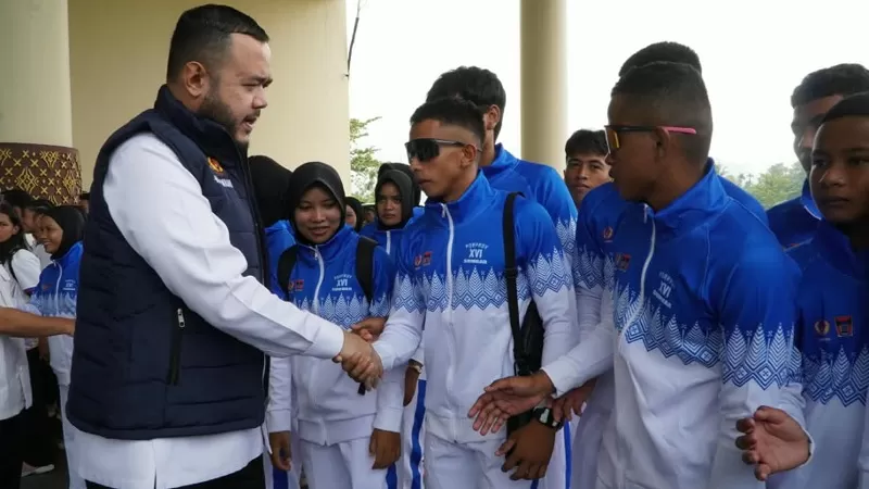 Wali Kota Padang Fadly Amran saat melepas atlet yang tergabung dalam Kontingen Kota Padang untuk berlaga dalam ajang Porprov Sumbar 2026. (Foto: Kominfo Padang)