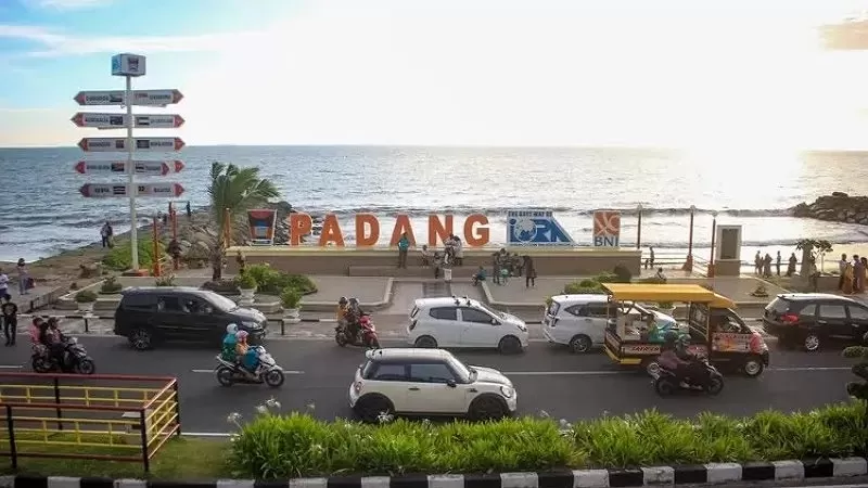 Tagline Padang di Destinasi Wisata Pantai Padang. (Foto: Tio Furqan)