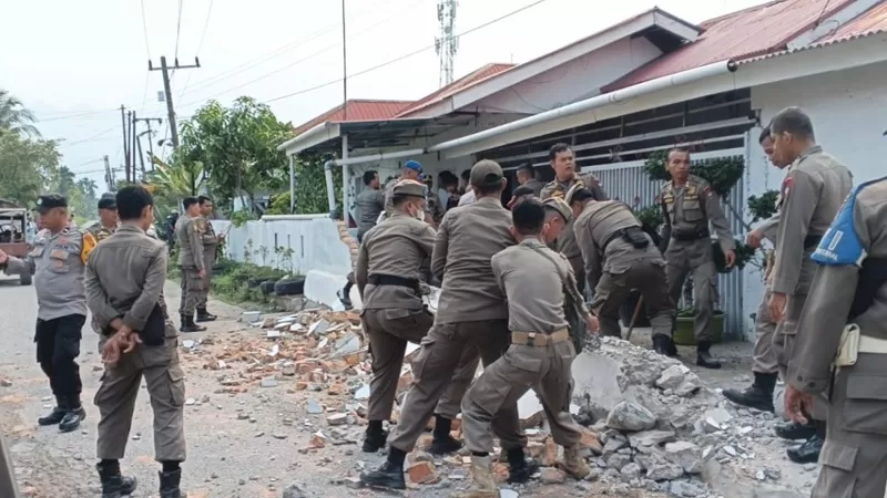 Penertiban pagar rumah yang berdiri hingga memakan sebagian badan jalan di kawasan Dadok Tunggul Hitam, Kecamatan Koto Tangah, Kota Padang, Jumat (2/10/2026). (Foto: Satpol PP Padang)