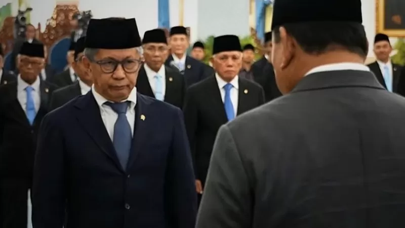Rocky Gerung saat dilantik Presiden Prabowo Subianto sebagai anggota Dewan Pertimbangan Presiden (Wantimpres) di Istana Negara, Jakarta, Jumat (2/10/2026). (Foto: YouTube Sekretariat Kabinet)