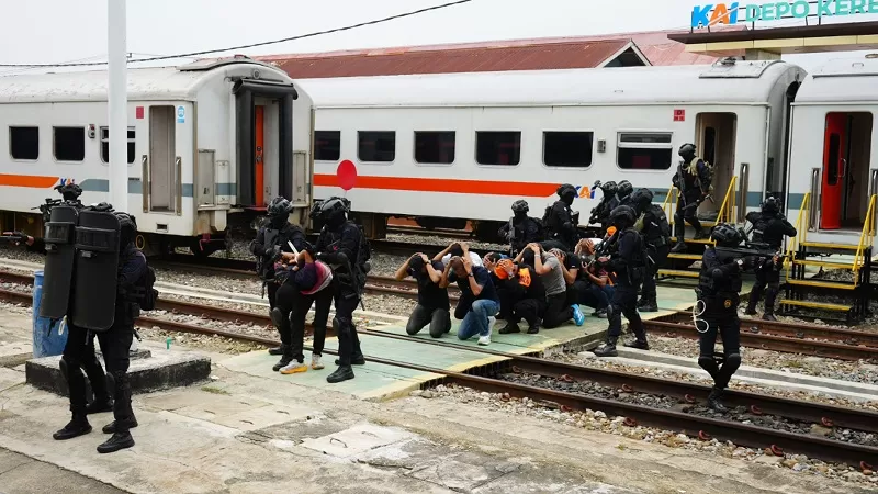 Simulasi aksi teror di Stasiun Kereta Api Padang, Kamis (1/10/2026). (Foto: KAI Sumbar)